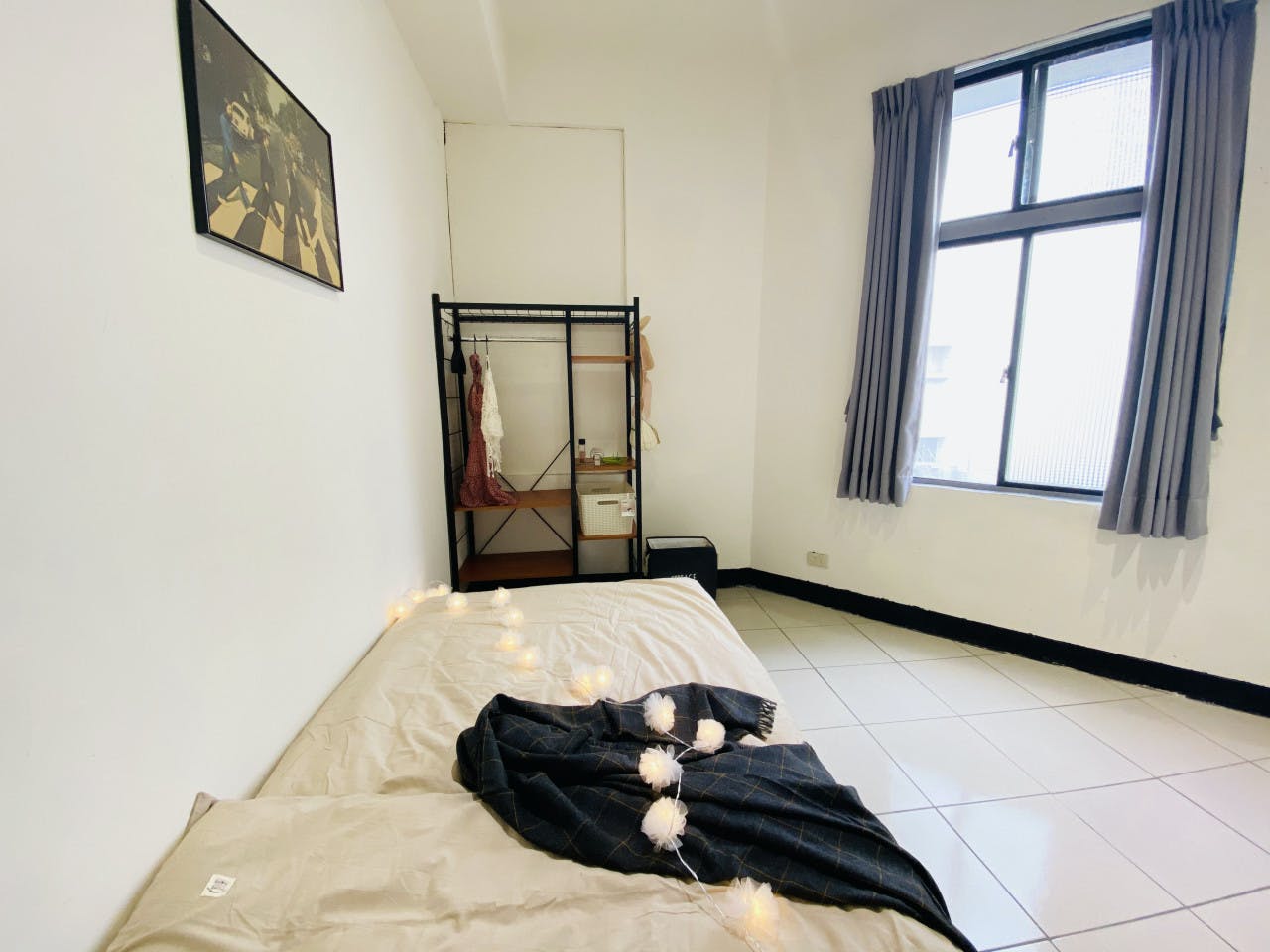  Private Room D  -  Austere Modern Styled Apt. w/ Workspace Home  - Gallery -  3