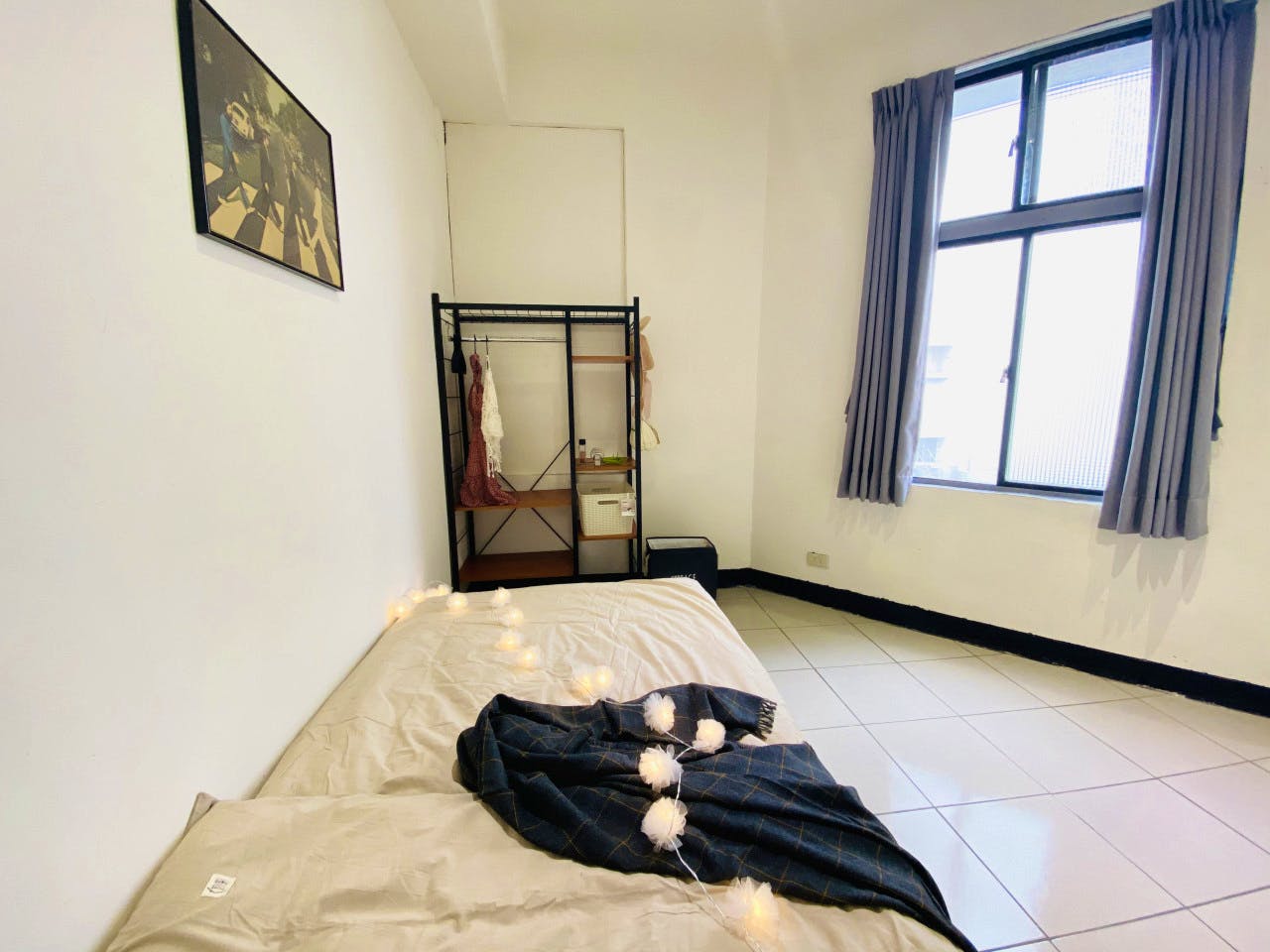  Private Room D  -  Austere Modern Styled Apt. w/ Workspace Home  - Gallery -  7