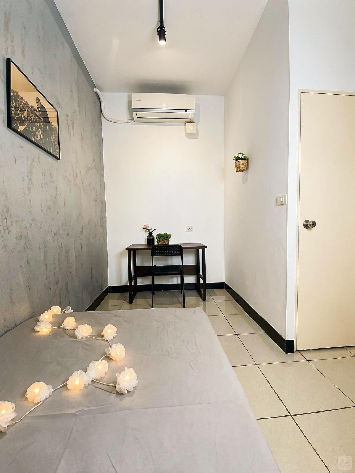  Private Room A  -  Austere Modern Styled Apt. w/ Workspace Home  - Gallery -  30