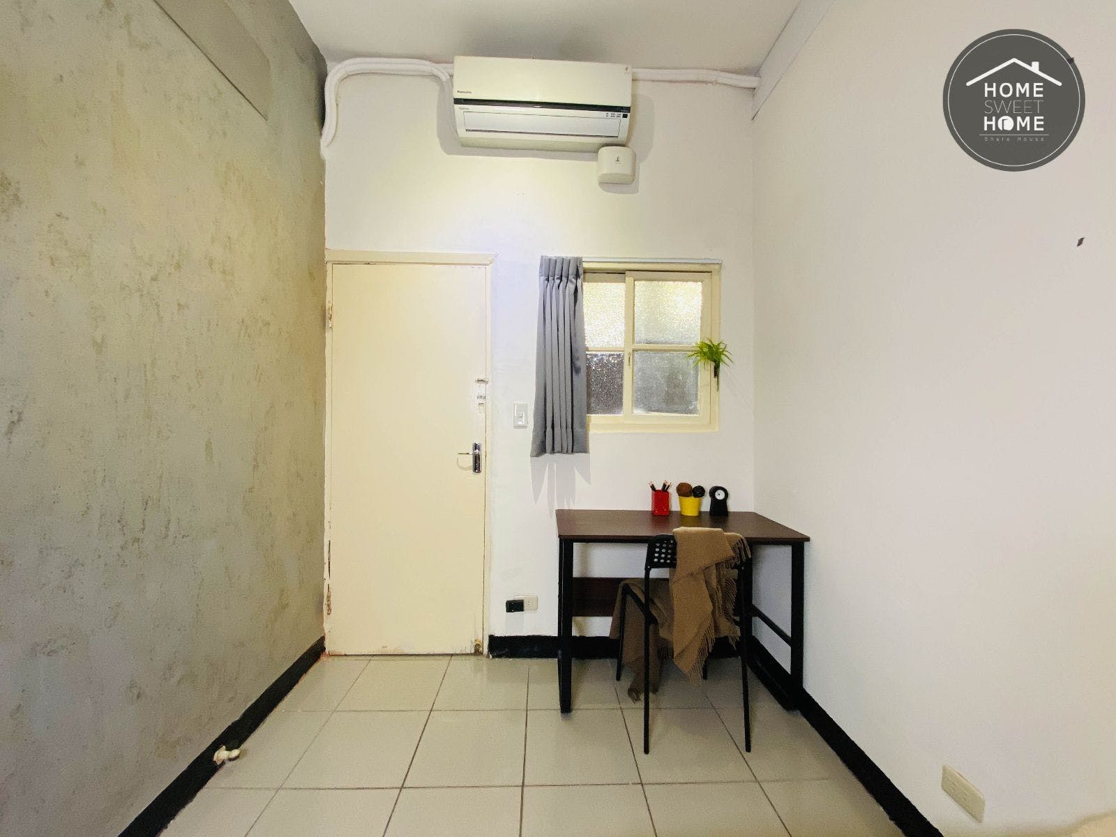  Private Room A  -  Austere Modern Styled Apt. w/ Workspace Home  - Gallery -  10