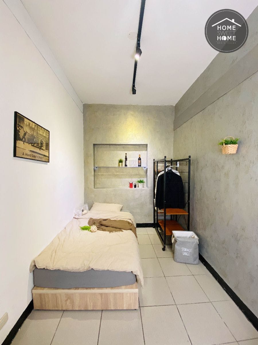  Private Room A  -  Austere Modern Styled Apt. w/ Workspace Home  - Gallery -  9