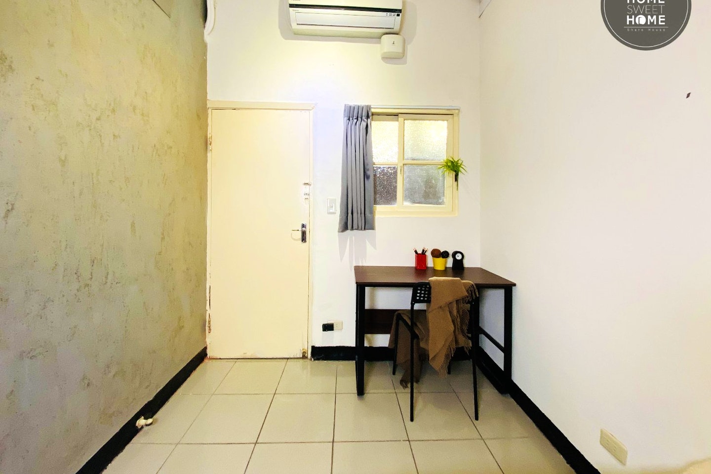  Private Room A  -  Austere Modern Styled Apt. w/ Workspace Home  - Gallery -  2