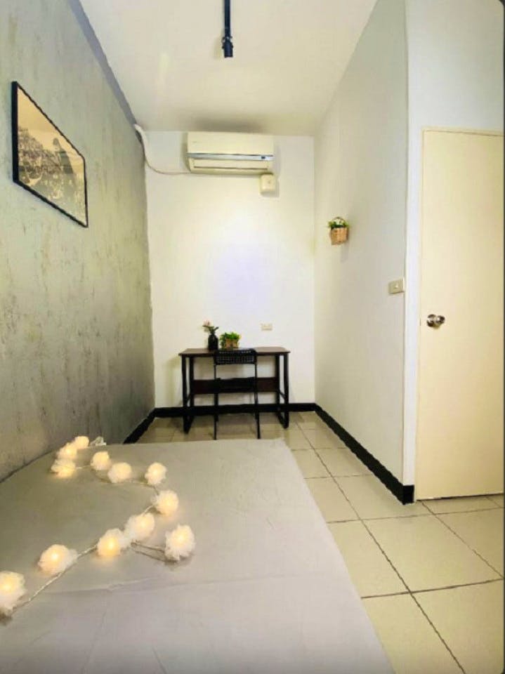  Private Room A  -  Austere Modern Styled Apt. w/ Workspace Home  - Gallery -  20