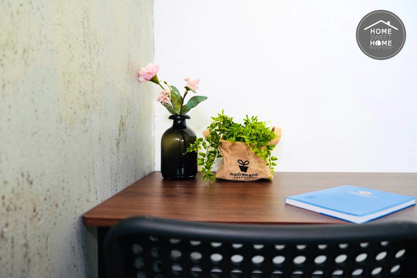  Private Room A  -  Austere Modern Styled Apt. w/ Workspace Home  - Gallery -  6