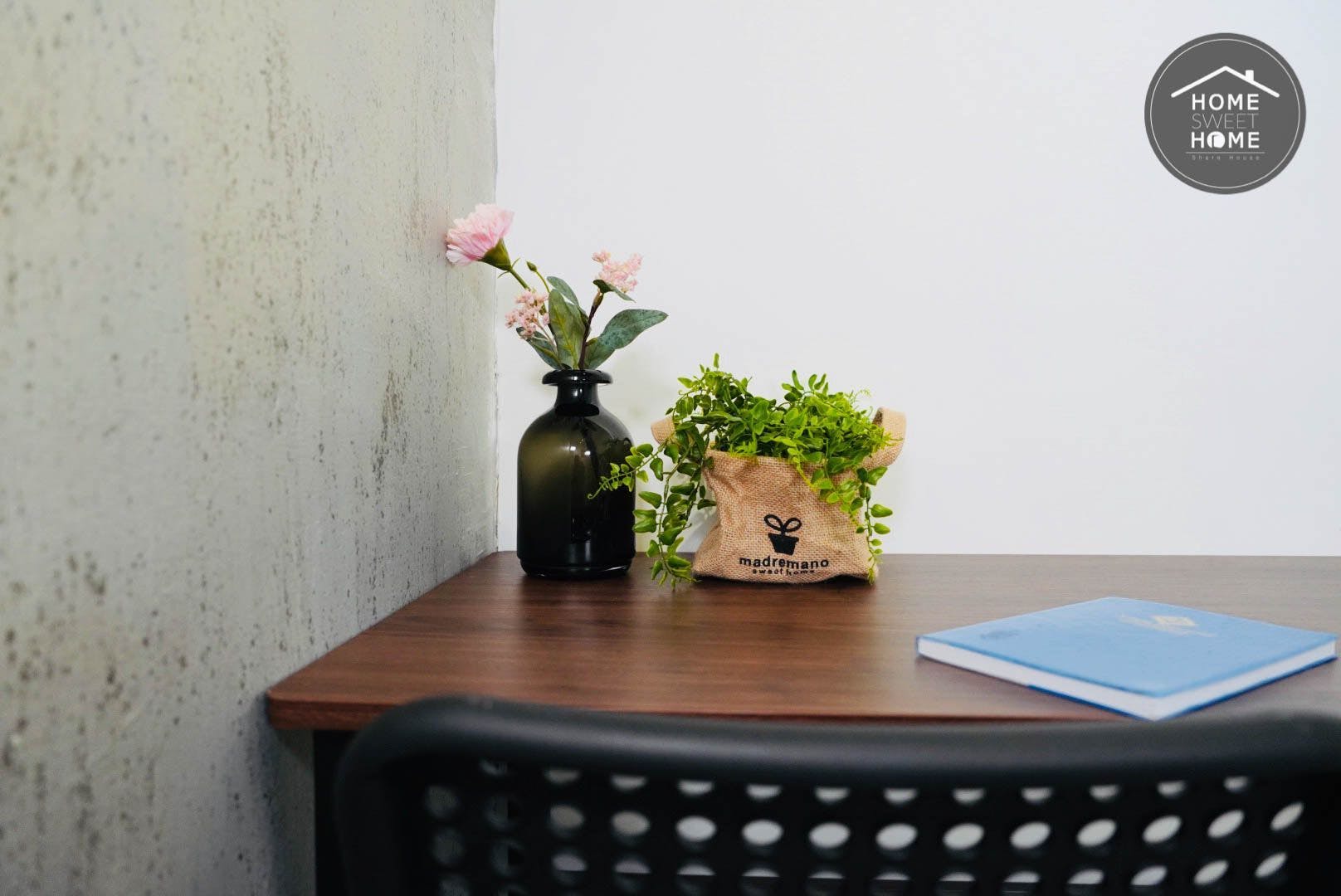  Private Room A  -  Austere Modern Styled Apt. w/ Workspace Home  - Gallery -  14