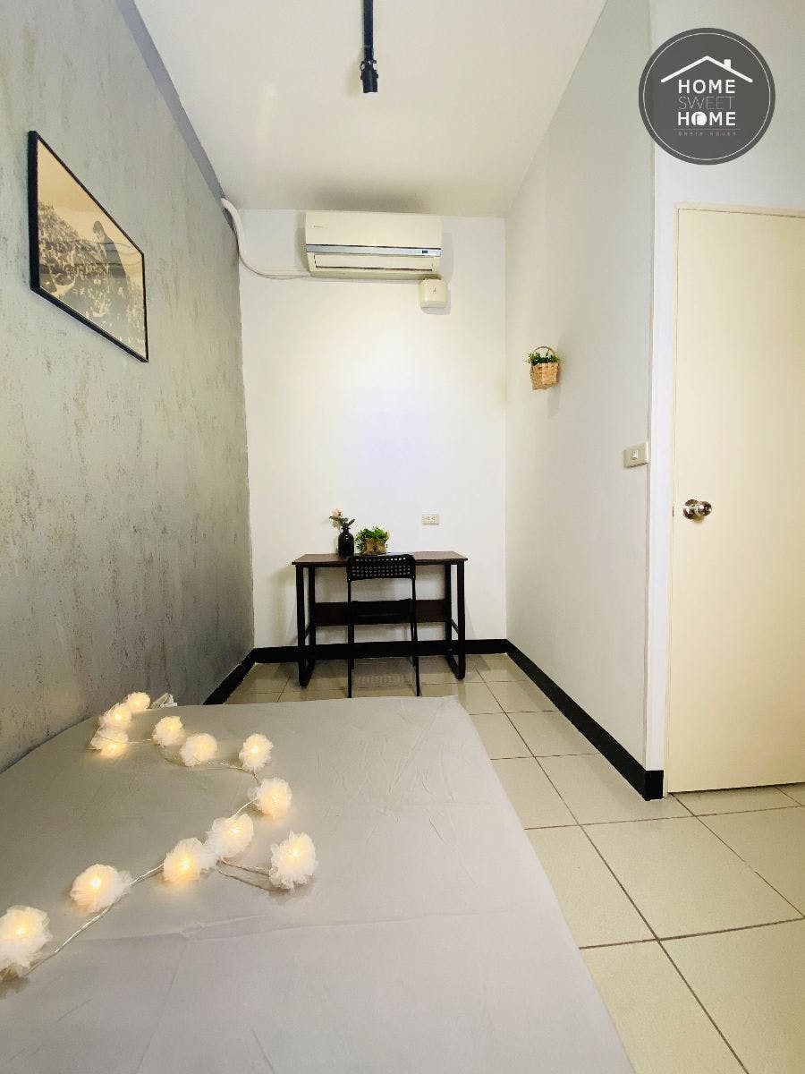  Private Room A  -  Austere Modern Styled Apt. w/ Workspace Home  - Gallery -  12