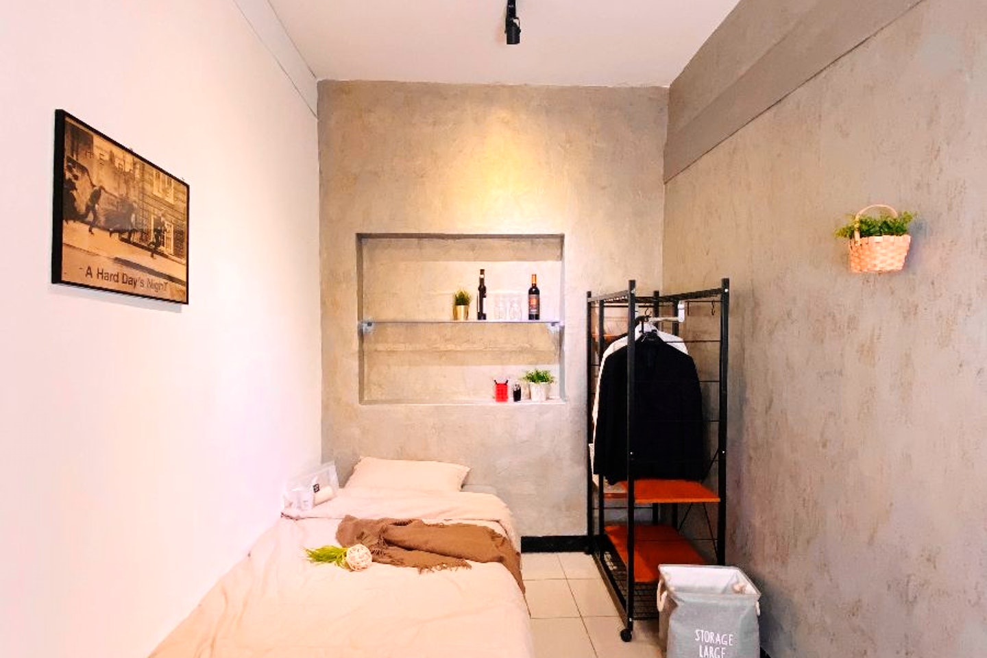  Private Room A  -  Austere Modern Styled Apt. w/ Workspace Home  - Gallery -  1