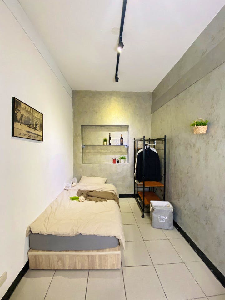  Private Room B  -  Austere Modern Styled Apt. w/ Workspace Home  - Gallery -  18