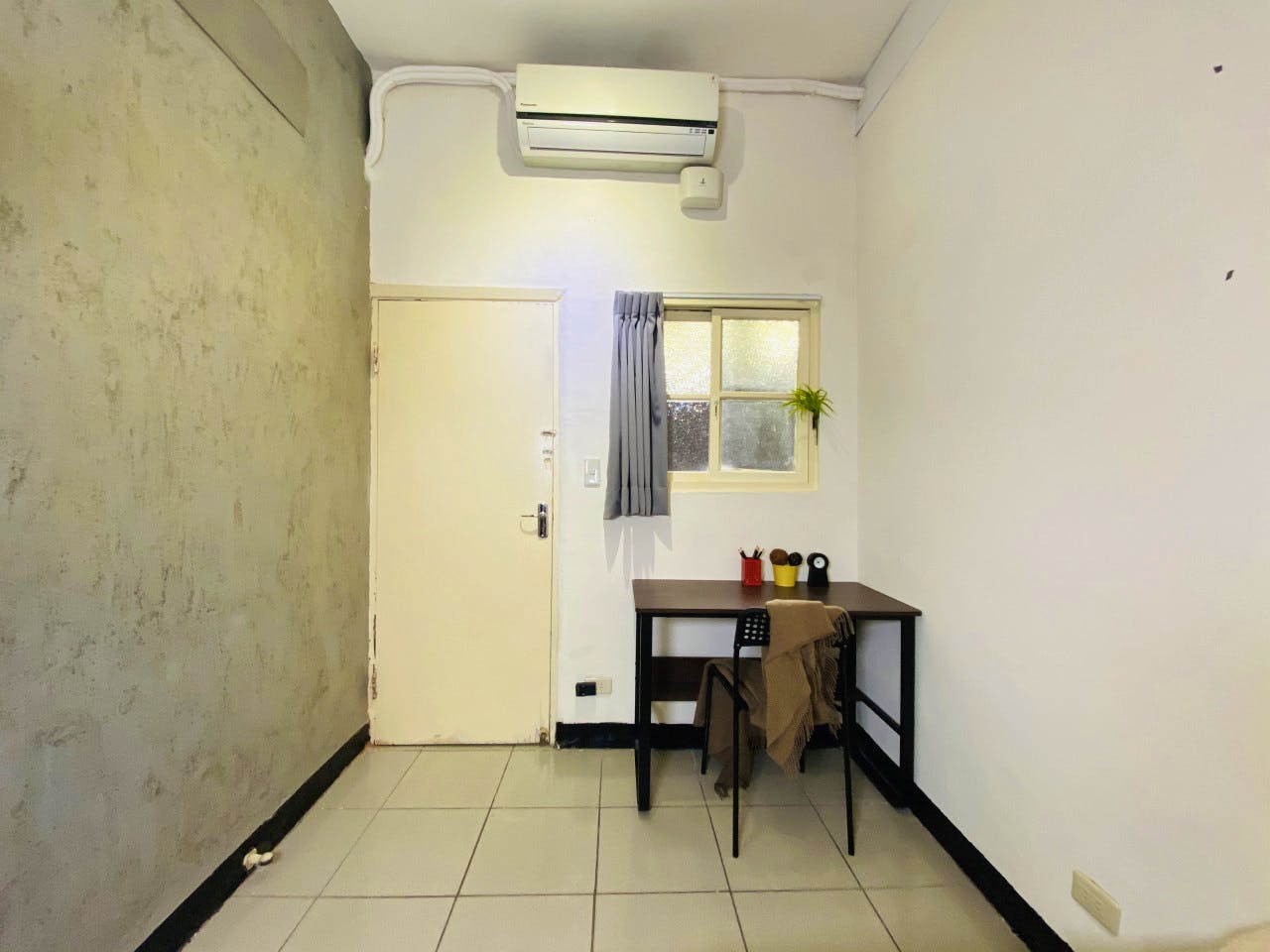  Private Room B  -  Austere Modern Styled Apt. w/ Workspace Home  - Gallery -  19