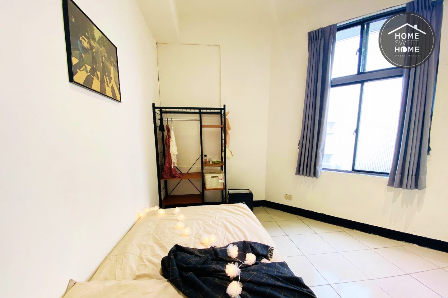  Private Room B  -  Austere Modern Styled Apt. w/ Workspace Home  - Gallery -  3