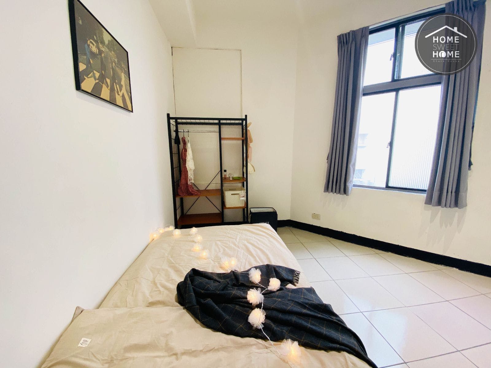 Private Room B  -  Austere Modern Styled Apt. w/ Workspace Home  - Gallery -  10