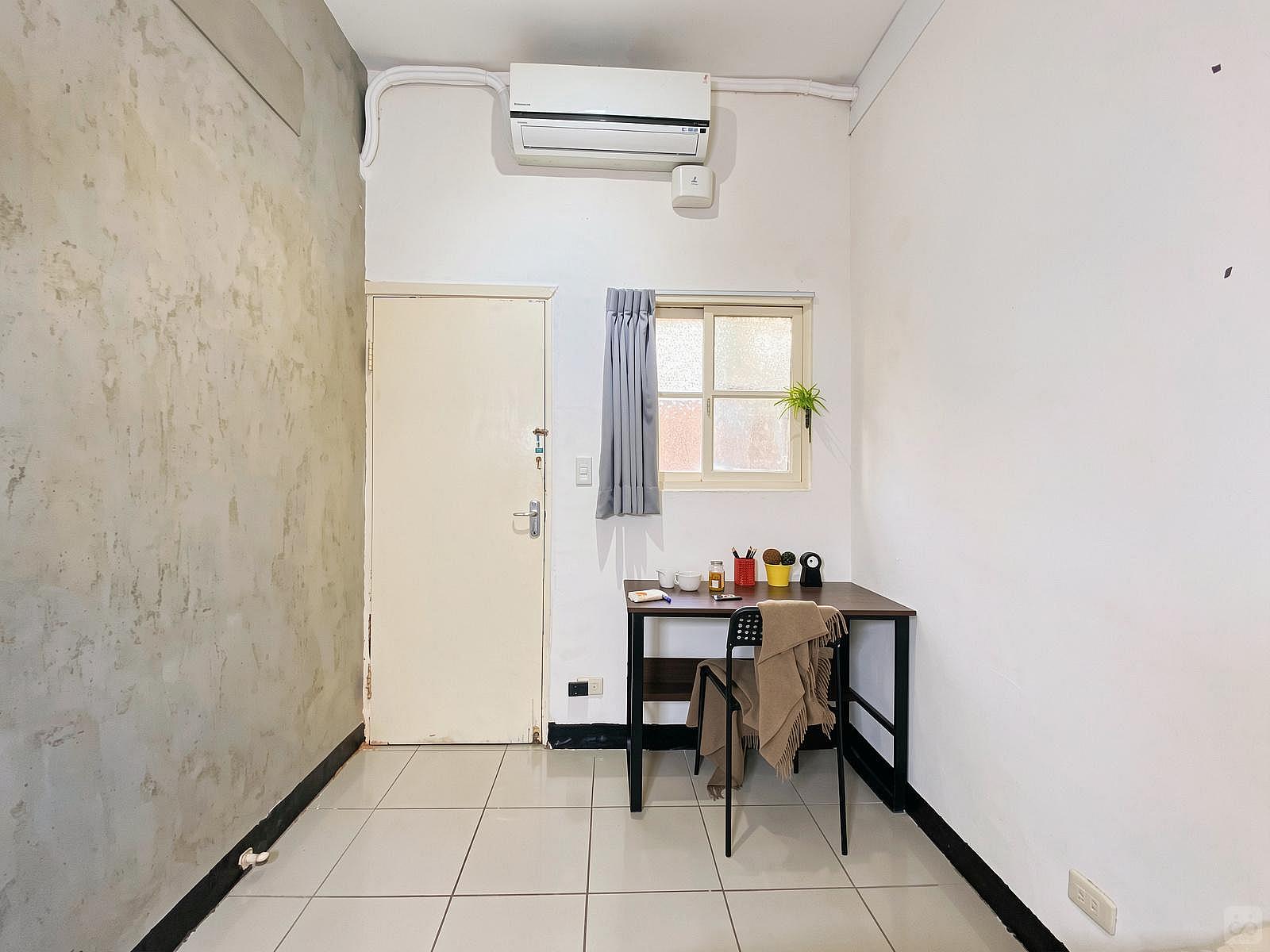  Private Room B  -  Austere Modern Styled Apt. w/ Workspace Home  - Gallery -  34