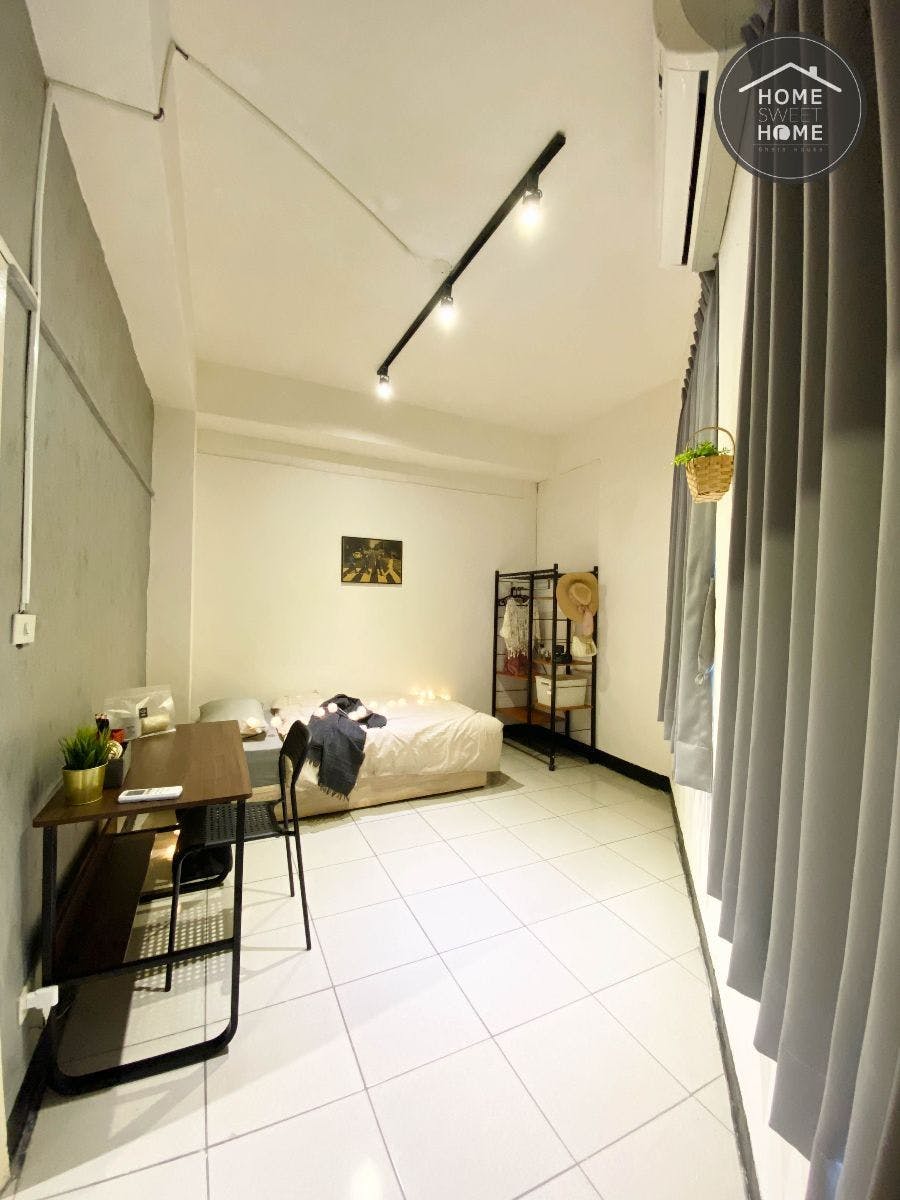  Private Room B  -  Austere Modern Styled Apt. w/ Workspace Home  - Gallery -  11