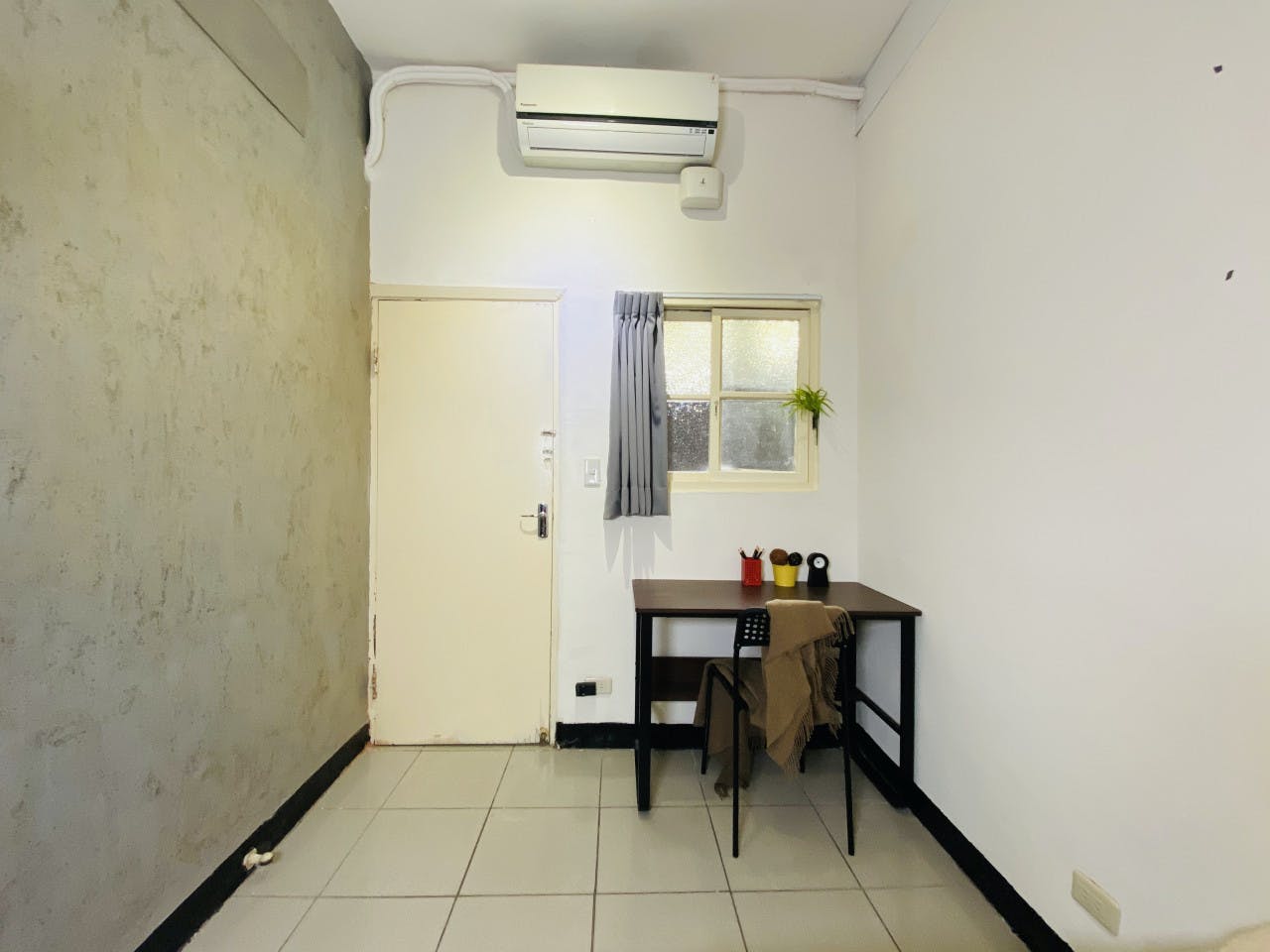  Private Room B  -  Austere Modern Styled Apt. w/ Workspace Home  - Gallery -  16