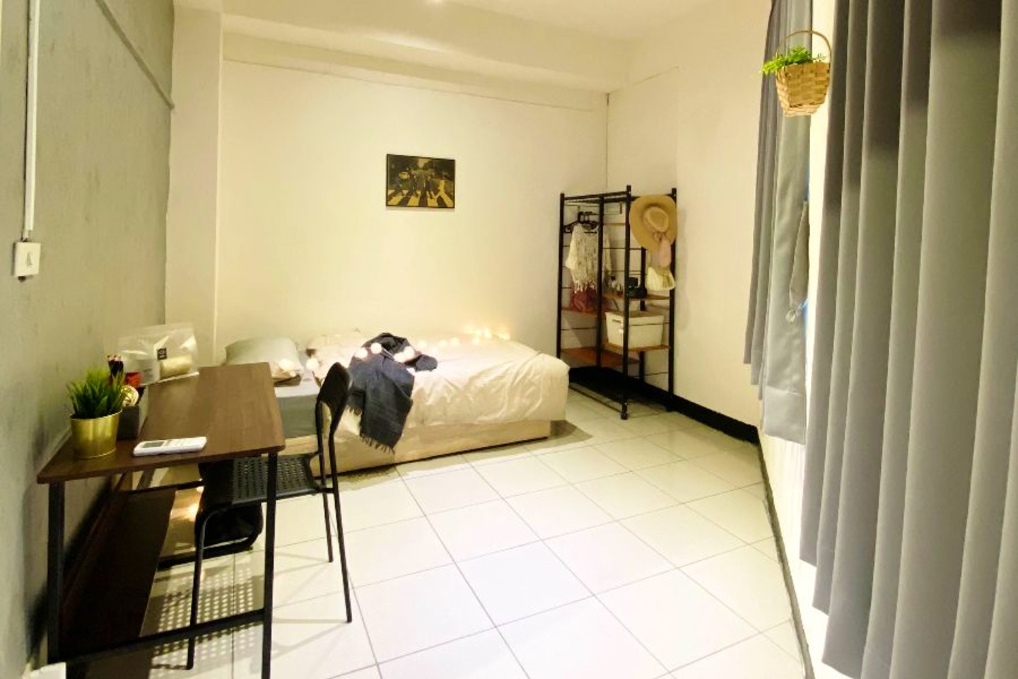  Private Room B  -  Austere Modern Styled Apt. w/ Workspace Home  - Gallery -  4