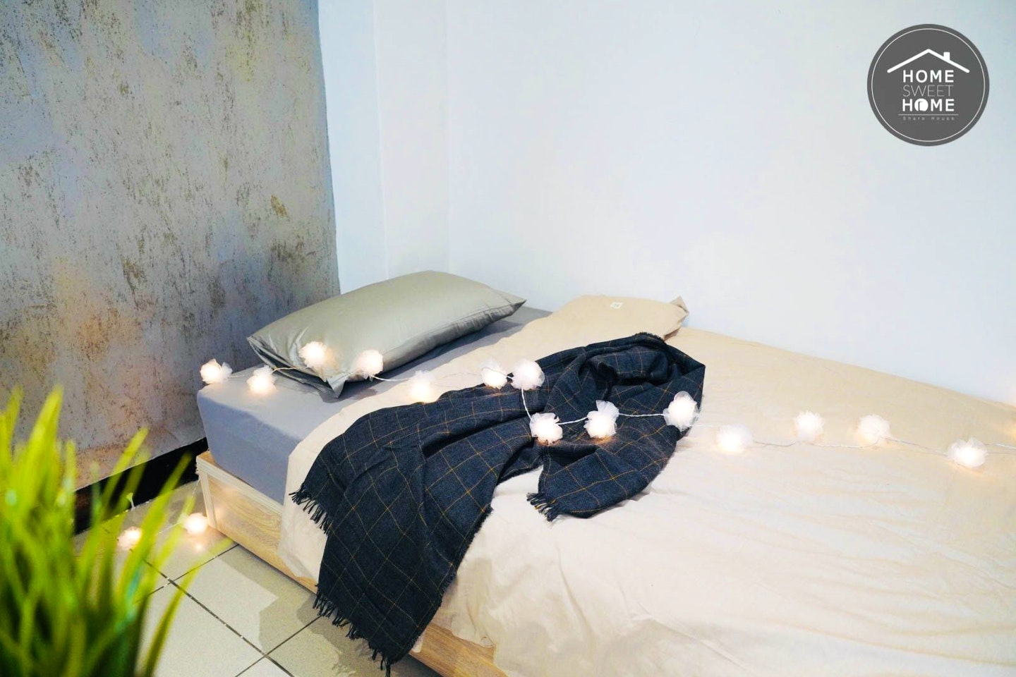  Private Room B  -  Austere Modern Styled Apt. w/ Workspace Home  - Gallery -  1