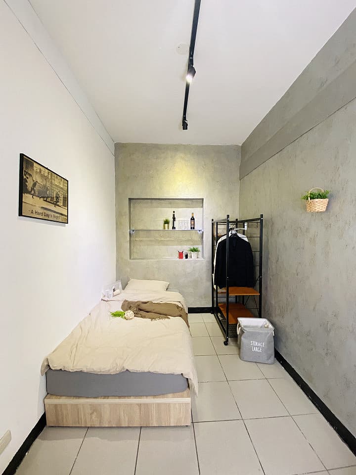  Private Room B  -  Austere Modern Styled Apt. w/ Workspace Home  - Gallery -  30