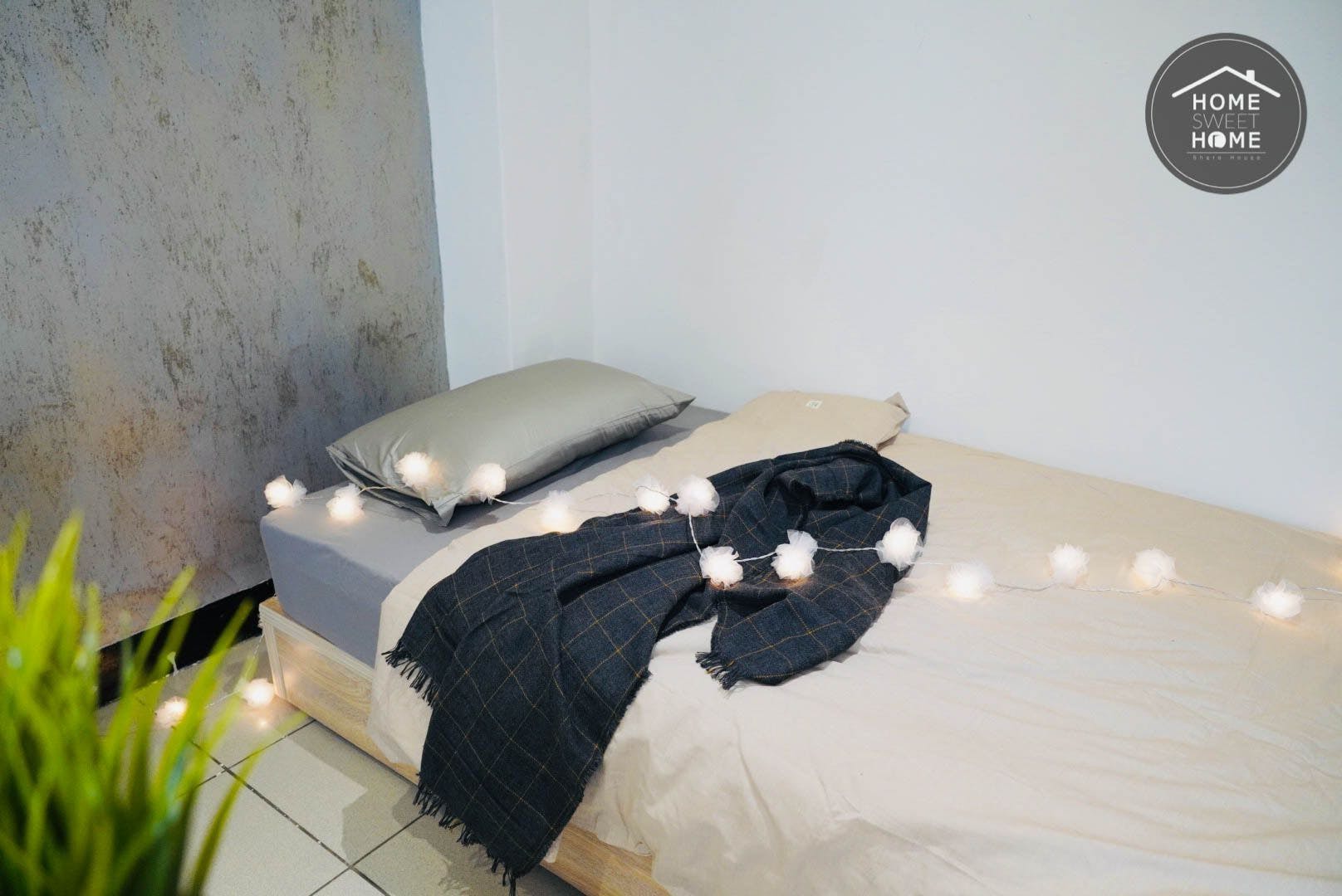  Private Room B  -  Austere Modern Styled Apt. w/ Workspace Home  - Gallery -  8