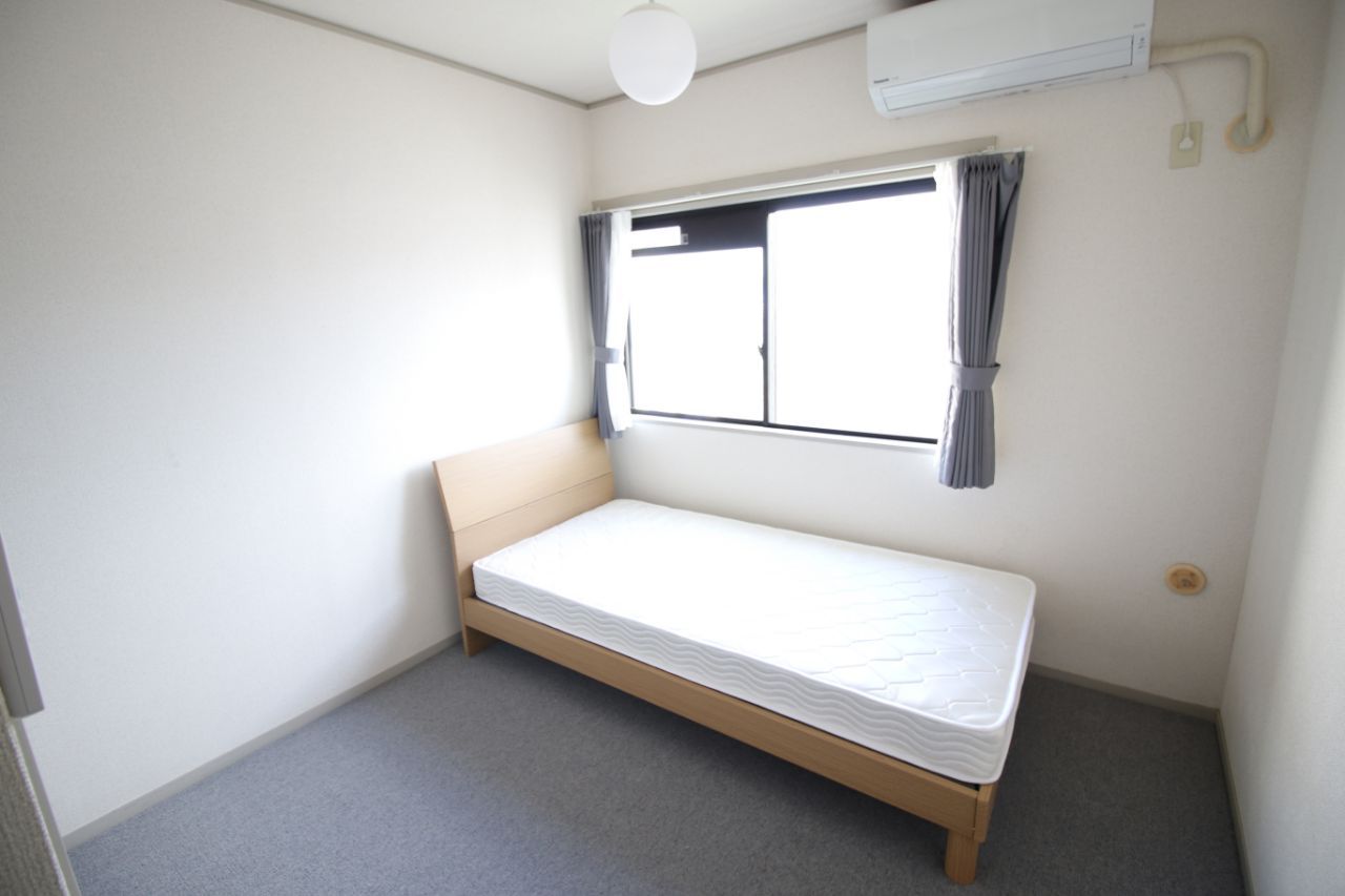 Western Room (no Balcony) - Traditional Kyoto House w/ Coworking + Moss Gardens - Gallery - 9