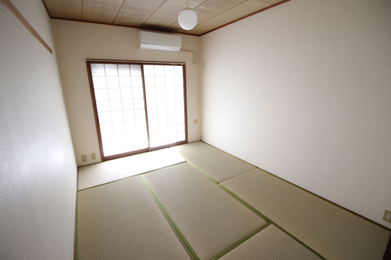 Japanese Tatami Room - Traditional Kyoto House w/ Coworking + Moss Gardens - Gallery - 1