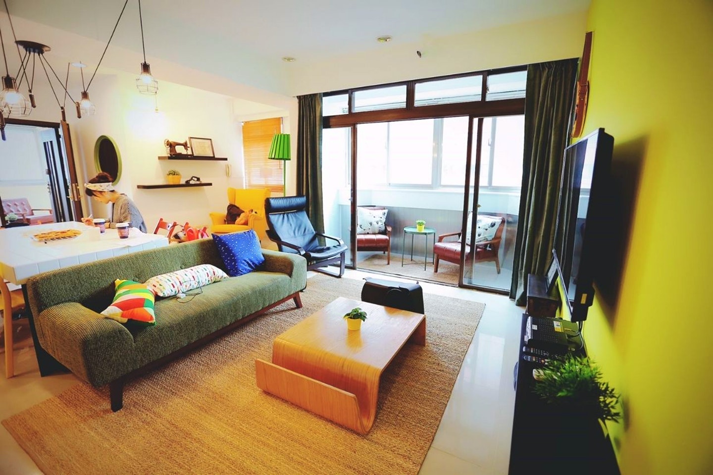 Colorful Vintage Style Apt. w/ Workspace + Rooftop Deck
