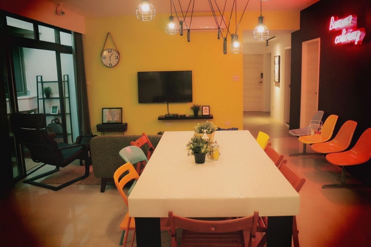 Colorful Vintage Style Apt. w/ Workspace + Rooftop Deck