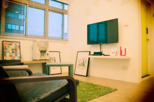 Colorful Vintage Style Apt. w/ Workspace + Rooftop Deck