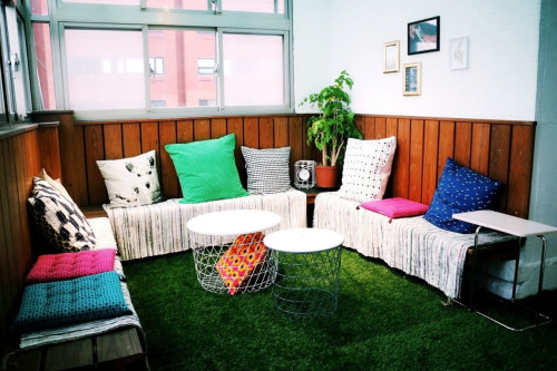 Colorful Vintage Style Apt. w/ Workspace + Rooftop Deck