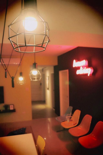 Colorful Vintage Style Apt. w/ Workspace + Rooftop Deck