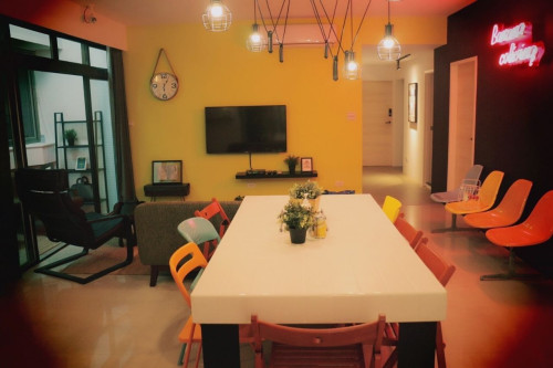 Colorful Vintage Style Apt. w/ Workspace + Rooftop Deck