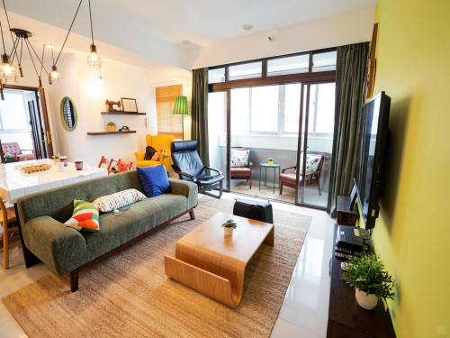 Colorful Vintage Style Apt. w/ Workspace + Rooftop Deck