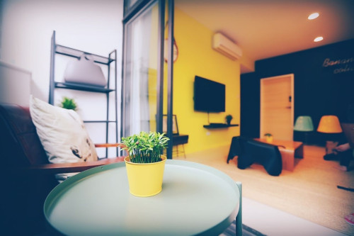 Colorful Vintage Style Apt. w/ Workspace + Rooftop Deck