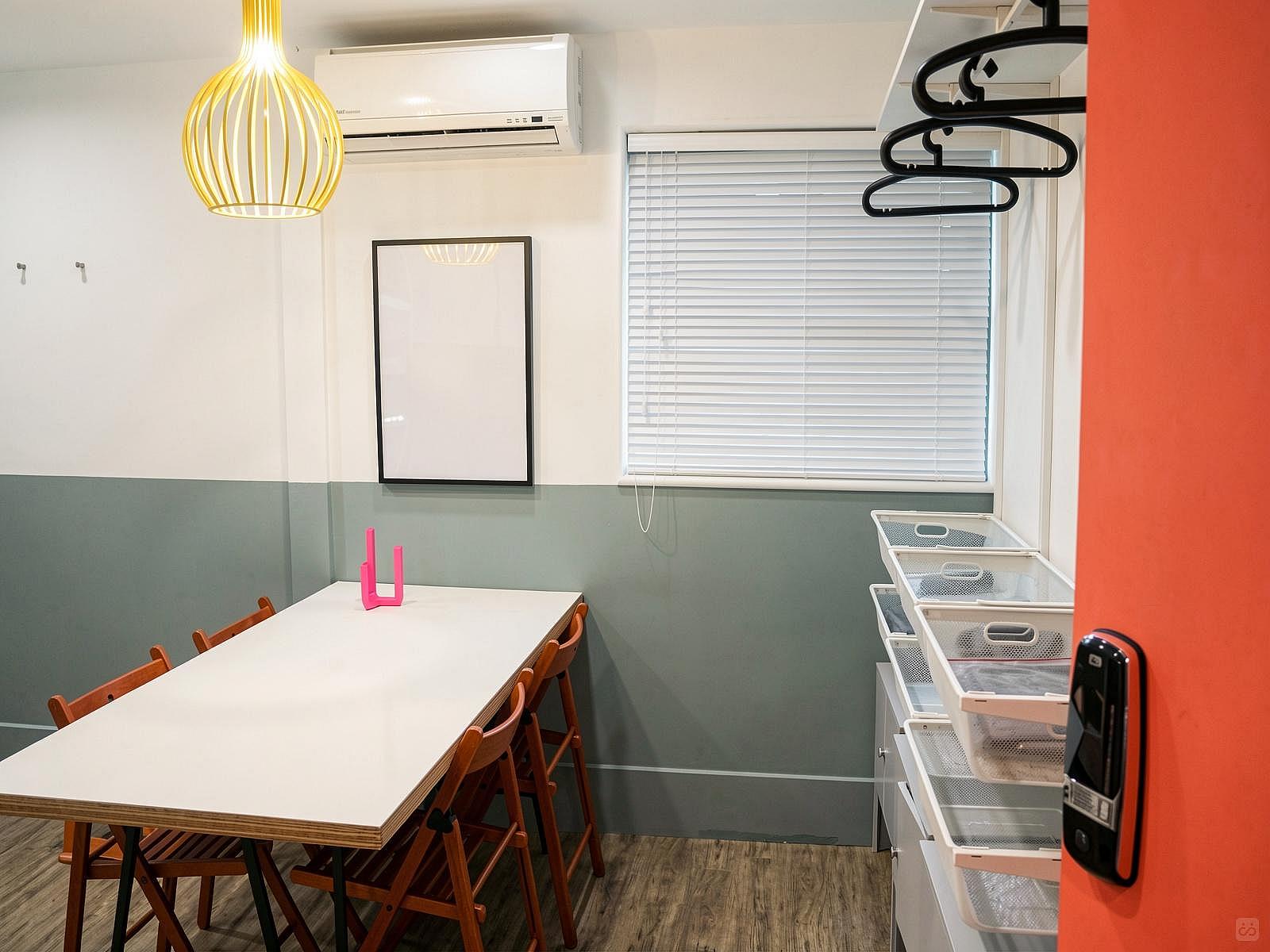 Bed In A 4-Bed Female Only Room I - Colorful Vintage Style Apt. w/ Workspace + Rooftop Deck - Gallery - 9