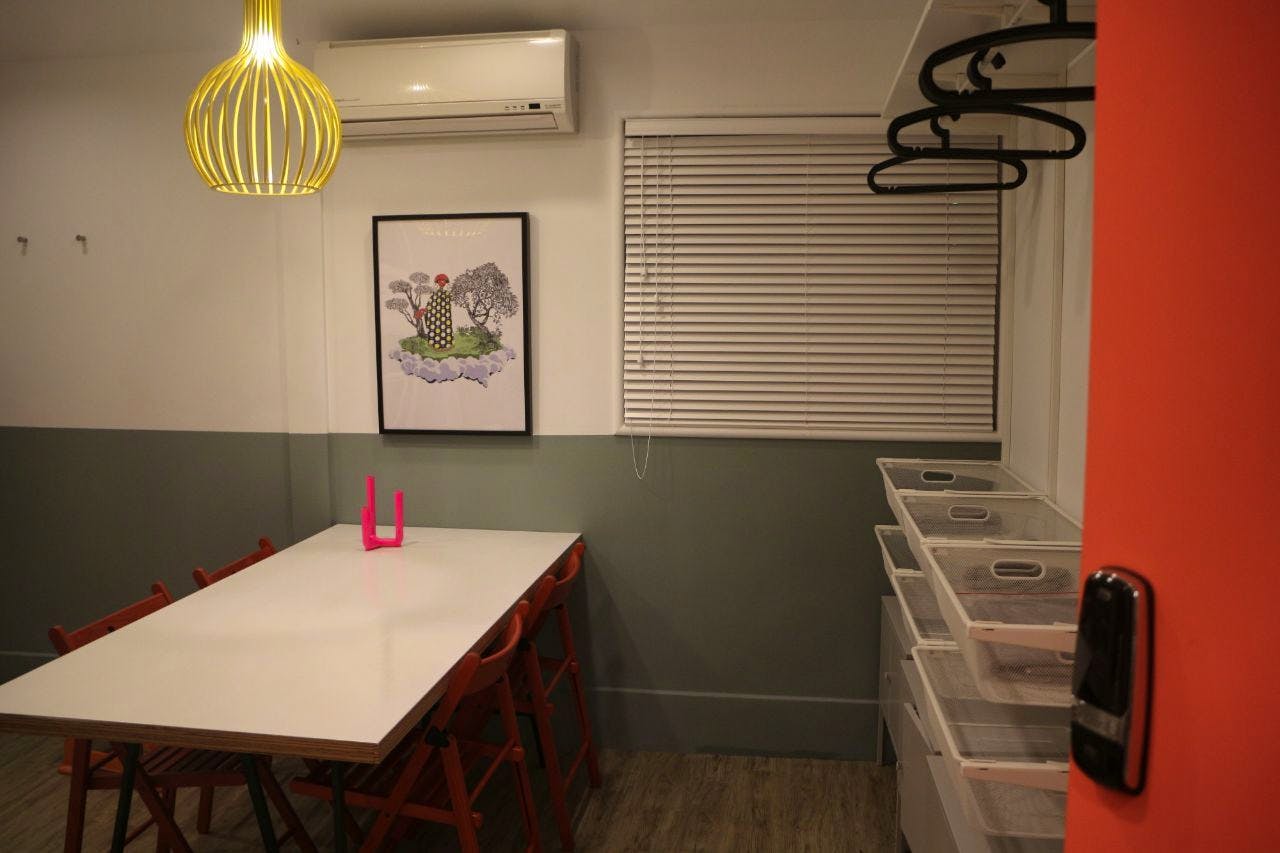 Bed In A 4-Bed Female Only Room I - Colorful Vintage Style Apt. w/ Workspace + Rooftop Deck - Gallery - 3