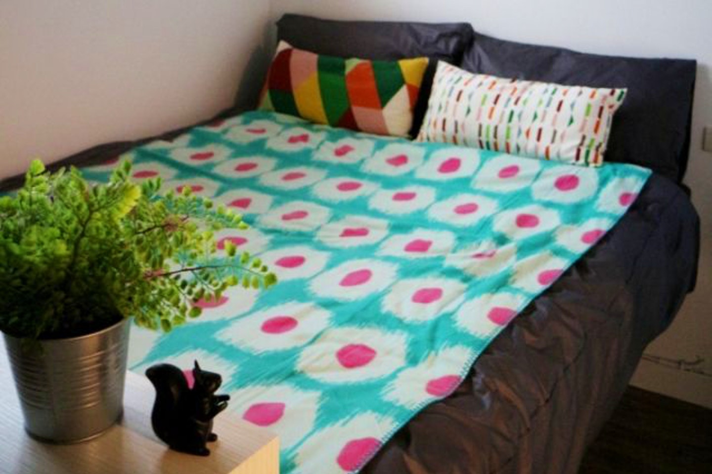A - Suite - Colorful Vintage Style Apt. w/ Workspace + Rooftop Deck - Gallery - 3