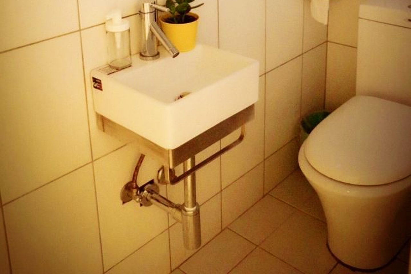 A - Suite - Colorful Vintage Style Apt. w/ Workspace + Rooftop Deck - Gallery - 4