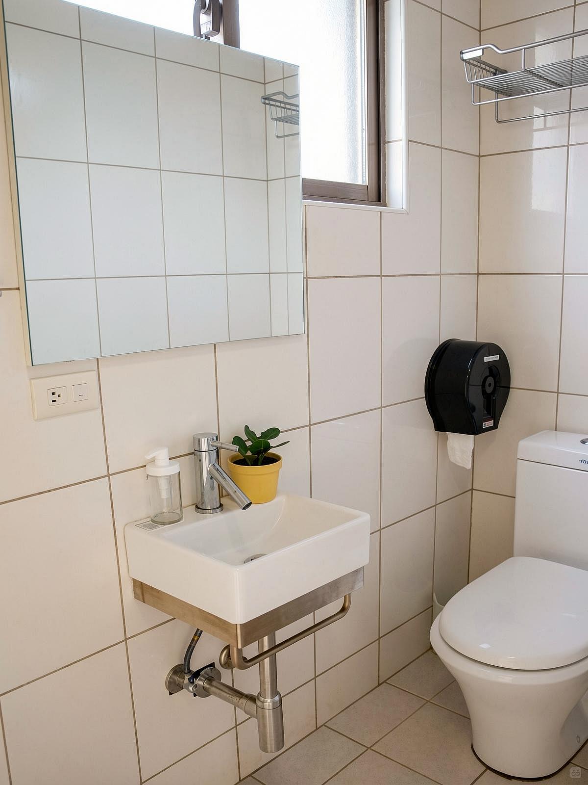 A - Suite - Colorful Vintage Style Apt. w/ Workspace + Rooftop Deck - Gallery - 30