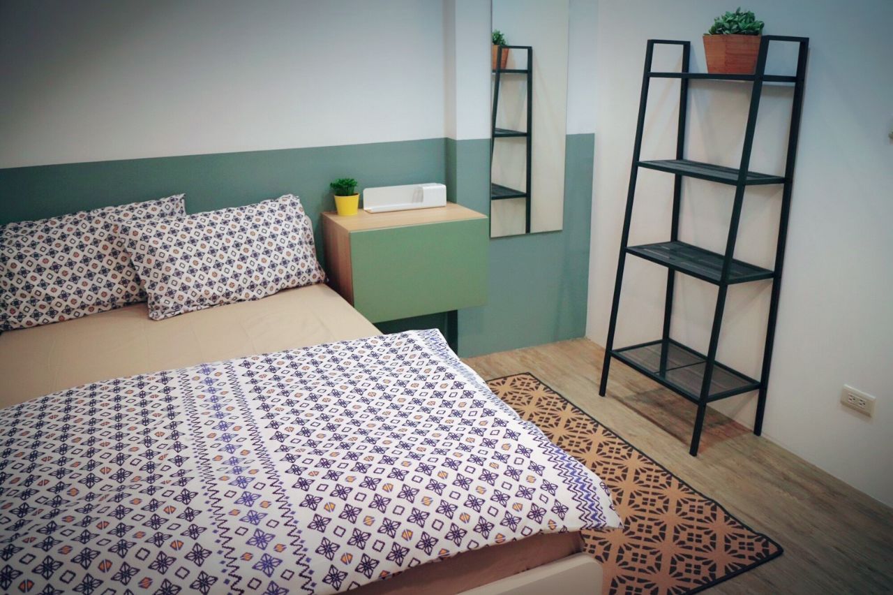 B - Single Room - Colorful Vintage Style Apt. w/ Workspace + Rooftop Deck - Gallery - 12