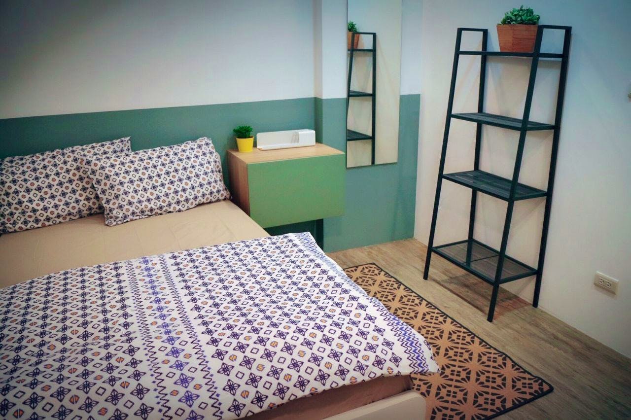 B - Single Room - Colorful Vintage Style Apt. w/ Workspace + Rooftop Deck - Gallery - 9