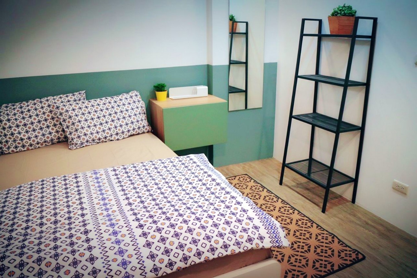 B - Single Room - Colorful Vintage Style Apt. w/ Workspace + Rooftop Deck - Gallery - 3