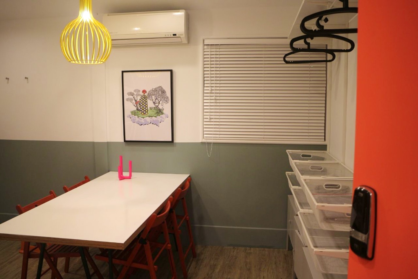 Bed In A 4-Bed Female Only Room - Colorful Vintage Style Apt. w/ Workspace + Rooftop Deck - Gallery - 6