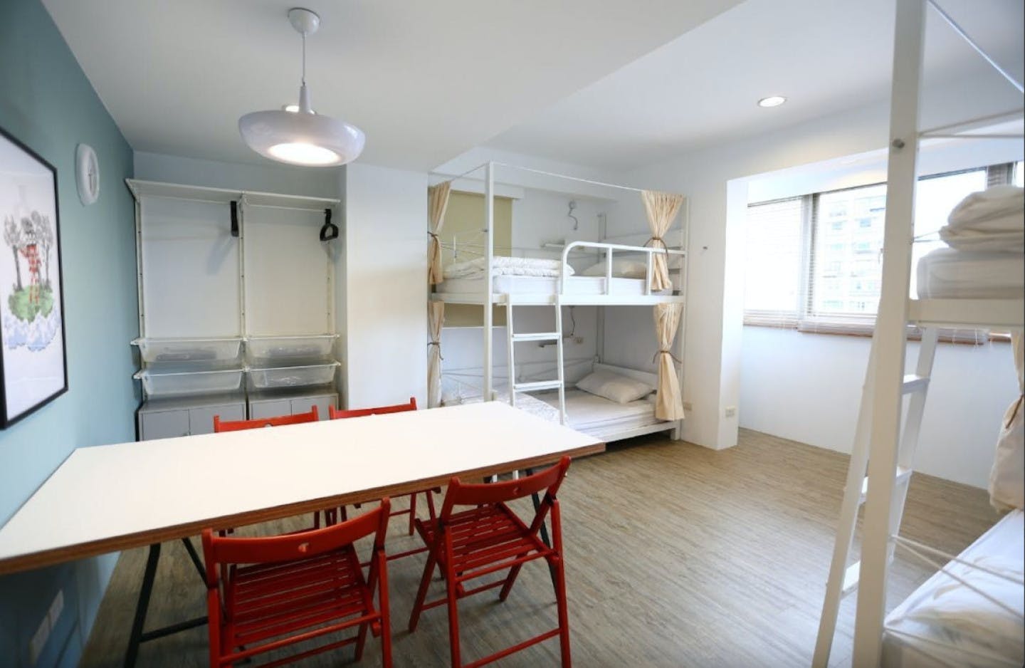Bed In A 4-Bed Female Only Room - Colorful Vintage Style Apt. w/ Workspace + Rooftop Deck - Gallery - 19