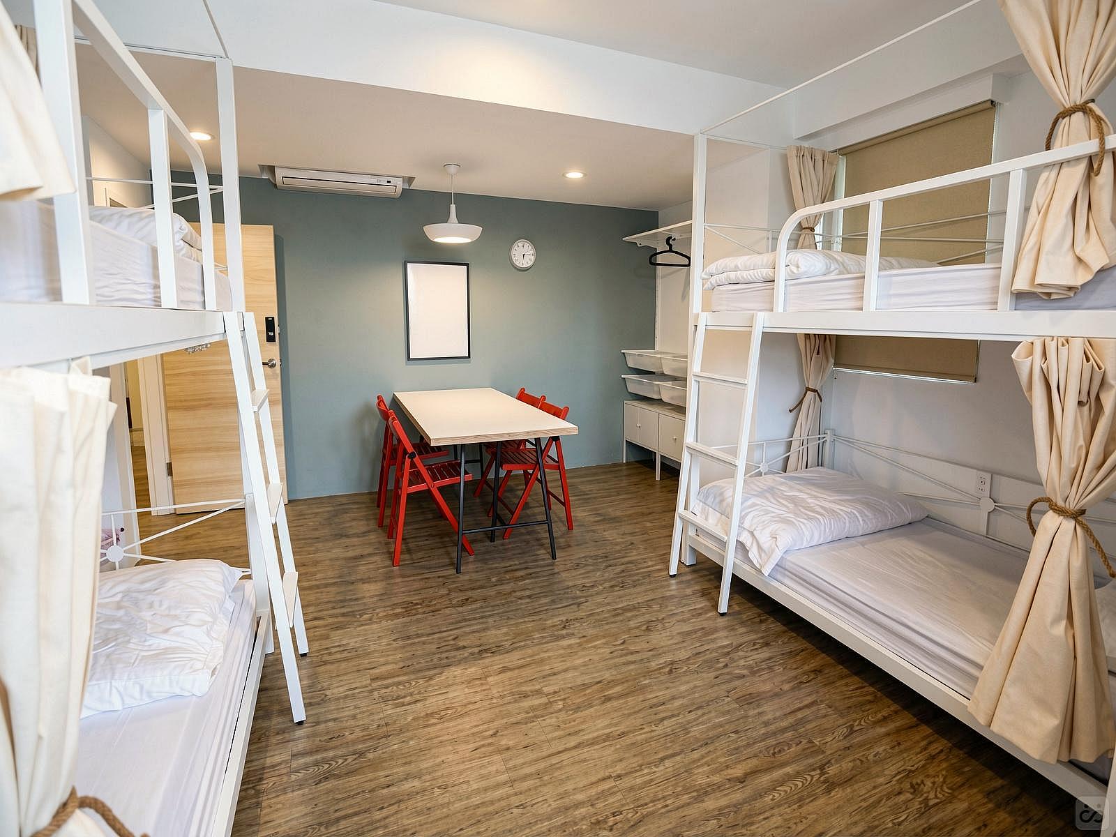 Bed In A 4-Bed Female Only Room - Colorful Vintage Style Apt. w/ Workspace + Rooftop Deck - Gallery - 53