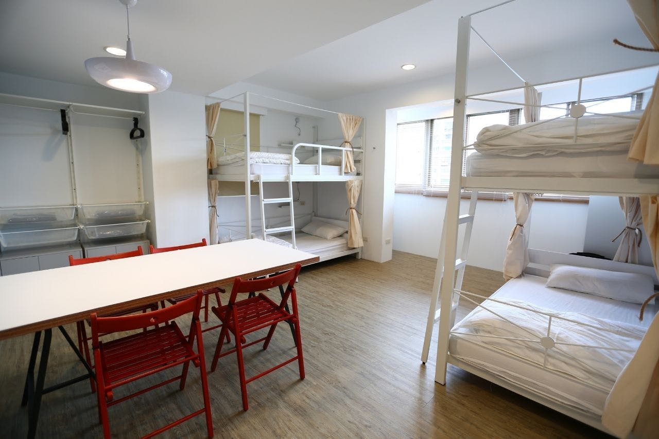 Bed In A 4-Bed Female Only Room - Colorful Vintage Style Apt. w/ Workspace + Rooftop Deck - Gallery - 12