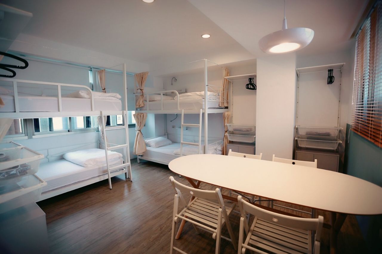 Bed In A 4-Bed Female Only Room - Colorful Vintage Style Apt. w/ Workspace + Rooftop Deck - Gallery - 29
