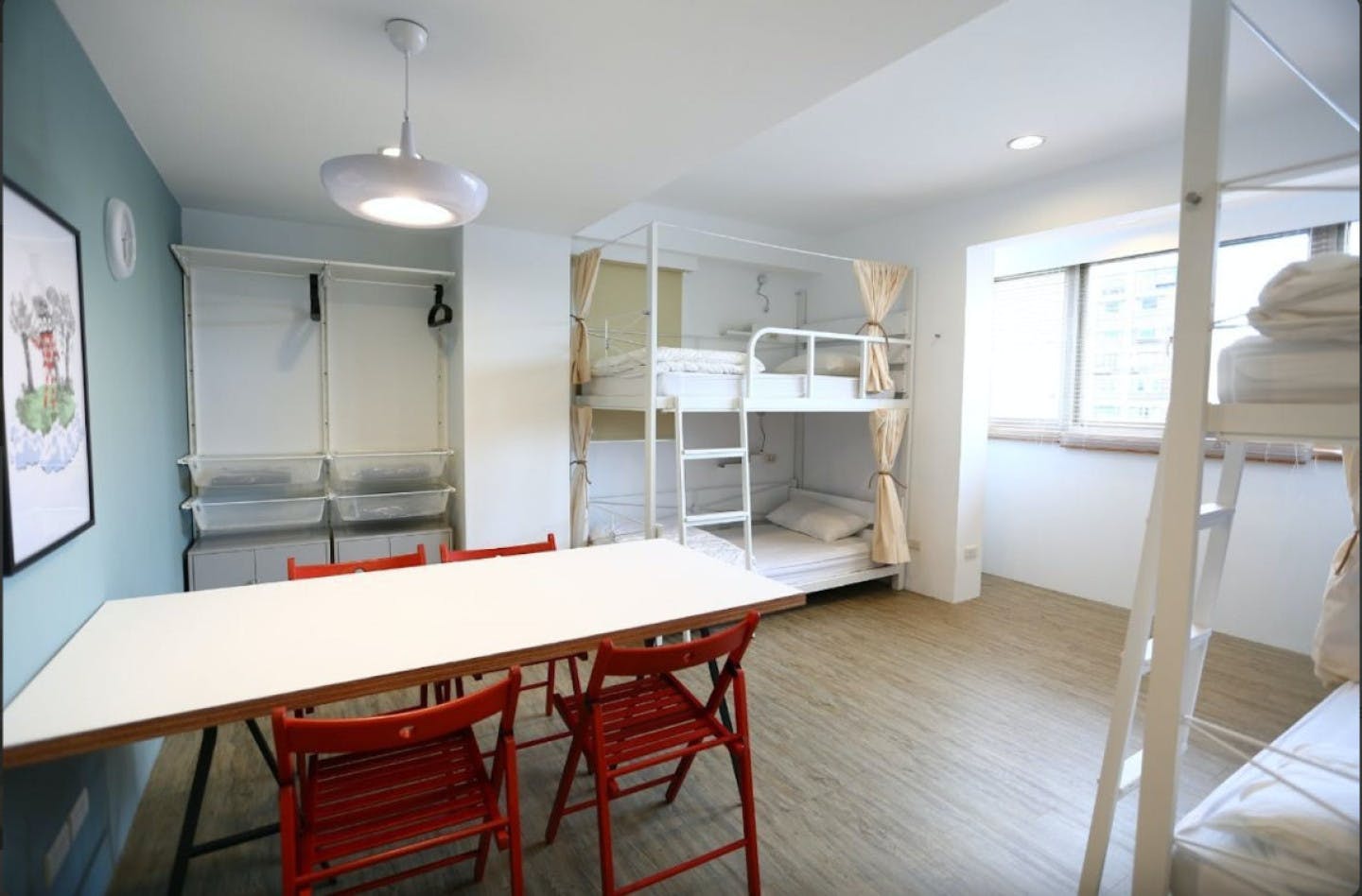 Bed In A 4-Bed Female Only Room - Colorful Vintage Style Apt. w/ Workspace + Rooftop Deck - Gallery - 16