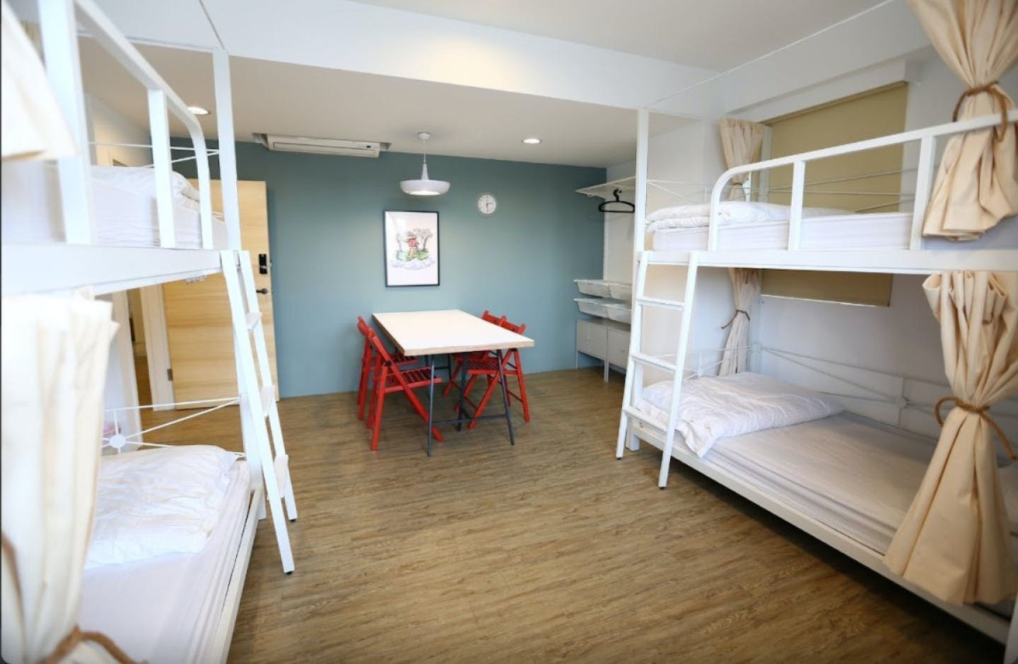 Bed In A 4-Bed Female Only Room - Colorful Vintage Style Apt. w/ Workspace + Rooftop Deck - Gallery - 15