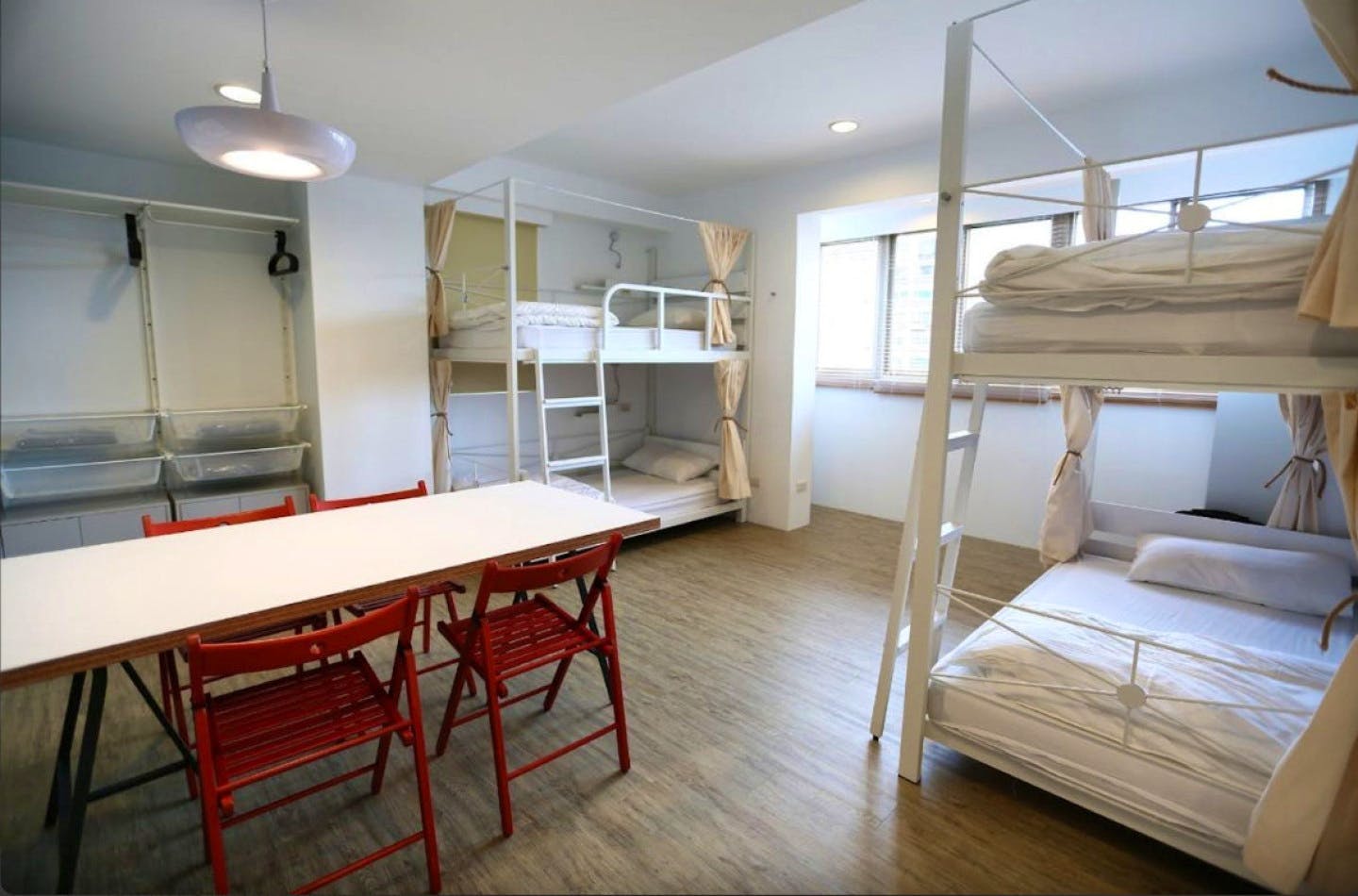 Bed In A 4-Bed Female Only Room - Colorful Vintage Style Apt. w/ Workspace + Rooftop Deck - Gallery - 25