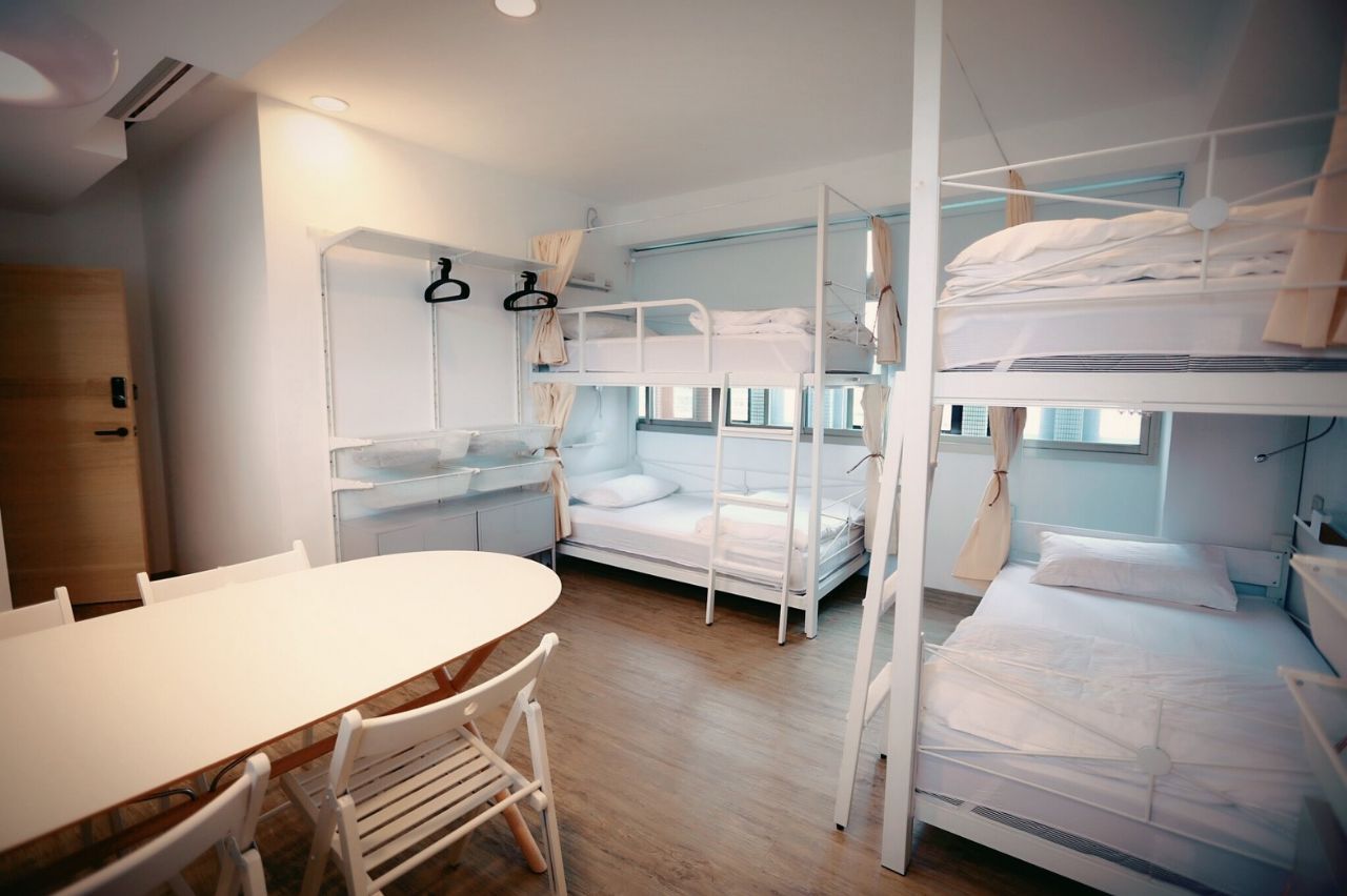 Bed In A 4-Bed Female Only Room - Colorful Vintage Style Apt. w/ Workspace + Rooftop Deck - Gallery - 30