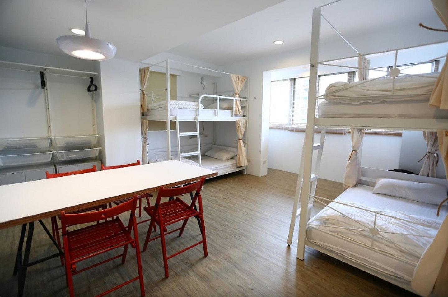 Bed In A 4-Bed Female Only Room - Colorful Vintage Style Apt. w/ Workspace + Rooftop Deck - Gallery - 44
